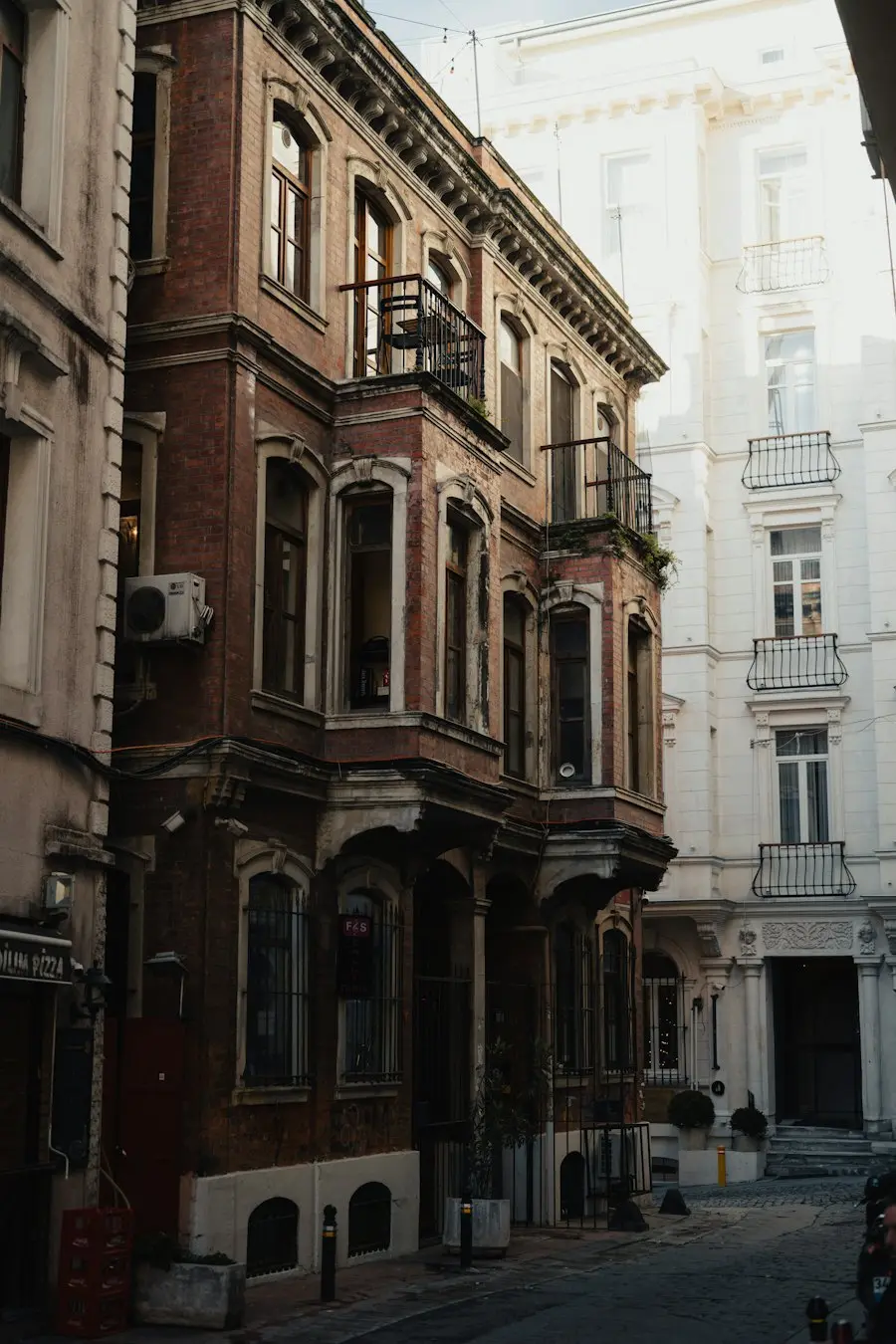 İstanbul’da balkonlu, tarihi tuğla ve beyaz cepheli apartmanların bulunduğu dar bir sokak